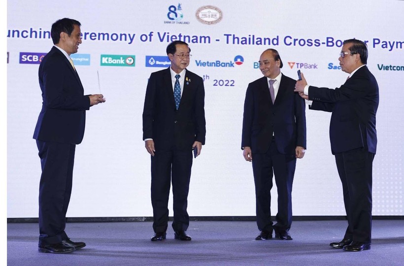 Chủ tịch nước Nguyễn Xuân Phúc và Bộ trưởng Bộ Tài chính Thái Lan chứng kiến lễ công bố kết nối thanh toán bán lẻ ứng dụng mã QR code giữa Việt Nam - Thái Lan 