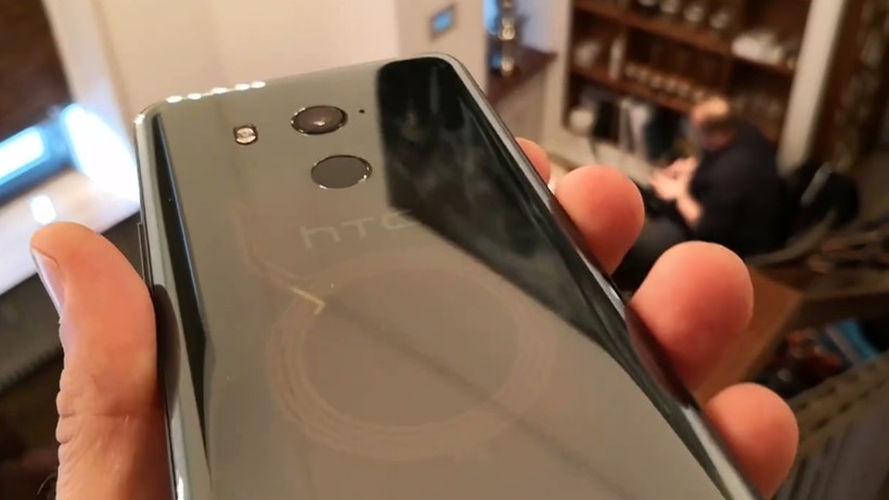 Hai smartphone “bí ẩn” của HTC lộ diện qua video trên tay ảnh 4 Hai smartphone “bí ẩn” của HTC lộ diện qua video trên tay ảnh 4