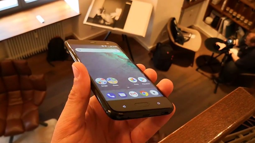 Hai smartphone “bí ẩn” của HTC lộ diện qua video trên tay ảnh 5 Hai smartphone “bí ẩn” của HTC lộ diện qua video trên tay ảnh 5