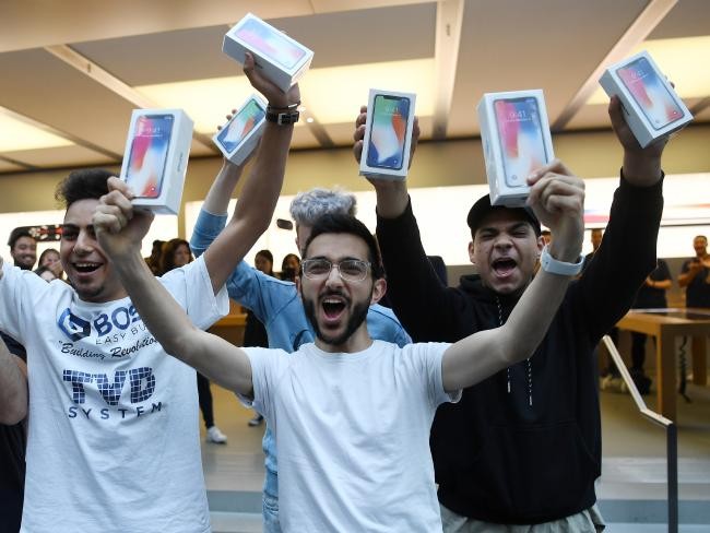 iPhone X: chen lấn xô đẩy ở Singapore, xếp hàng dài ở Úc, Nhật, Nga, Anh; nụ cười trở lại ảnh 10 iPhone X: chen lấn xô đẩy ở Singapore, xếp hàng dài ở Úc, Nhật, Nga, Anh; nụ cười trở lại ảnh 10