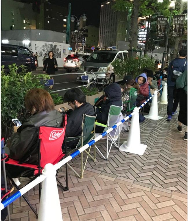iPhone X: chen lấn xô đẩy ở Singapore, xếp hàng dài ở Úc, Nhật, Nga, Anh; nụ cười trở lại ảnh 6 iPhone X: chen lấn xô đẩy ở Singapore, xếp hàng dài ở Úc, Nhật, Nga, Anh; nụ cười trở lại ảnh 6