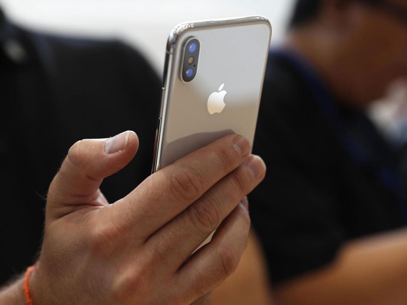 iPhone X là smartphone đắt nhất trên thị trường. Chính vì vậy nó là món mồi béo bở cho những tên cướp (ảnh: Independent)