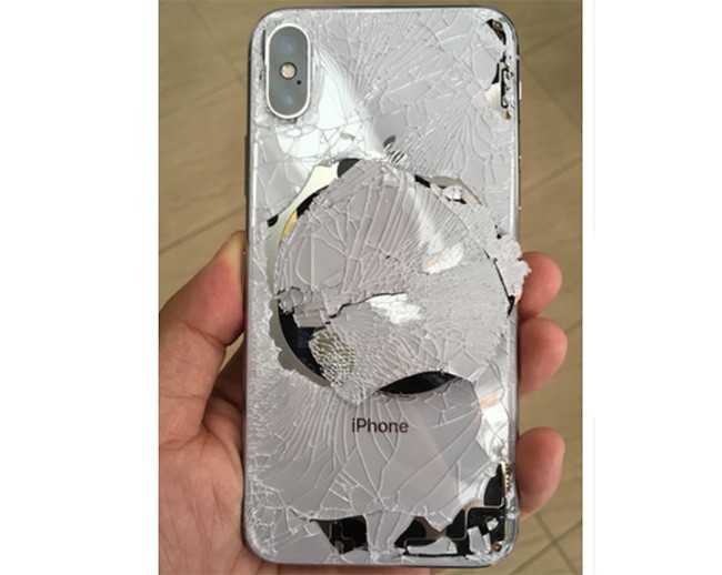 iPhone X bị rơi sẽ khiến chủ nhân tốn một khoản chi phí không nhỏ (ảnh: Phone Arena)