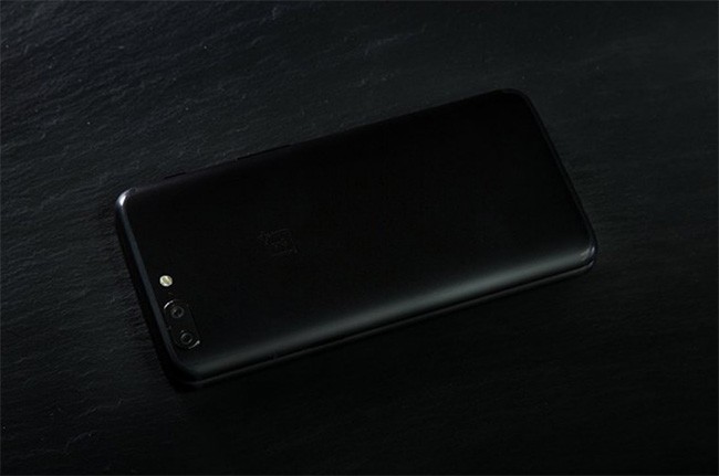 Chiếc OnePlus 5 xếp chồng lên OnePlus 5T (ảnh: Phone Arena)