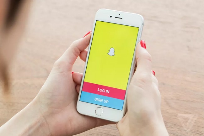 Snapchat là ứng dụng mạng xã hội khá phổ biến ở Anh, Mỹ (ảnh: The Verge)