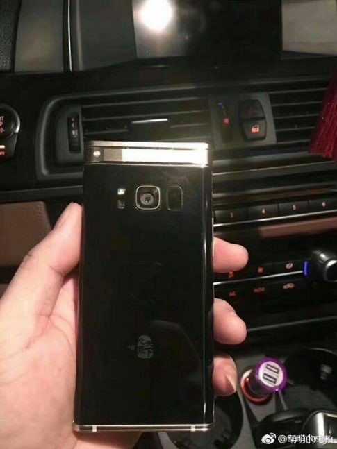 Flagship vỏ sò của Samsung lộ diện: chip Snap 835, RAM 6 GB ảnh 2 Flagship vỏ sò của Samsung lộ diện: chip Snap 835, RAM 6 GB ảnh 2