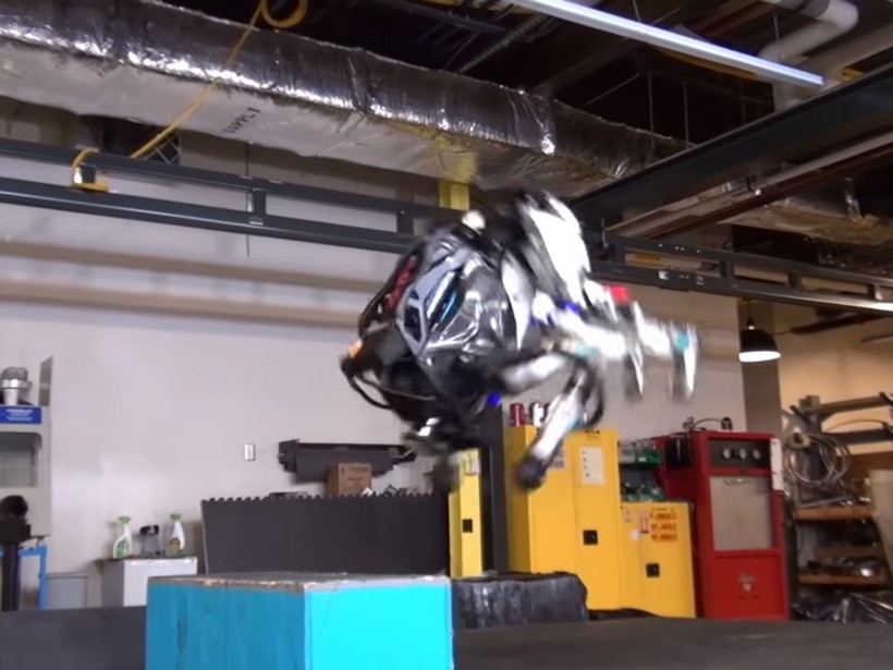 Robot Atlas biểu diễn khả năng nhảy santo ngược (ảnh cắt từ clip)