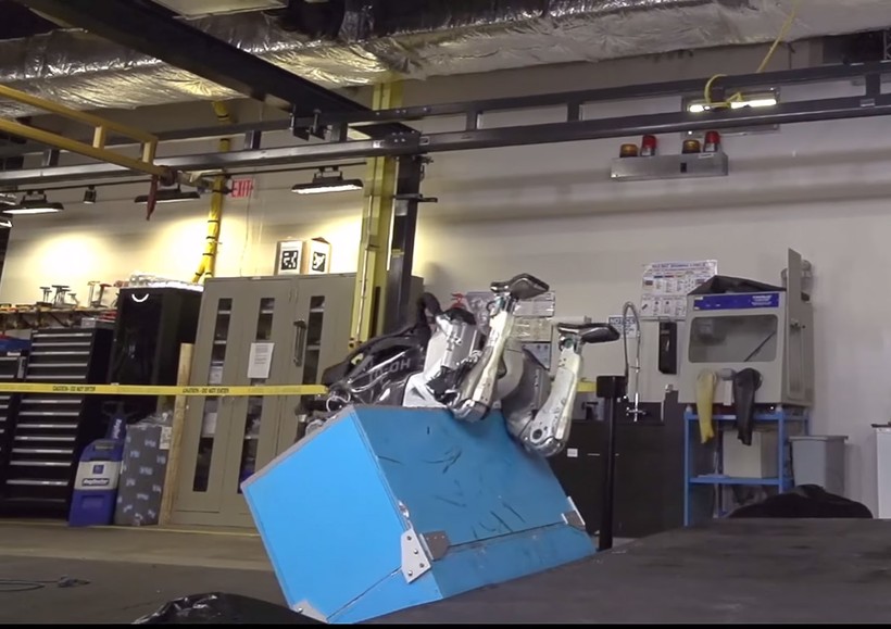 Kinh ngạc với cú nhảy “thần sầu” santo lộn ngược của robot ảnh 1 Kinh ngạc với cú nhảy “thần sầu” santo lộn ngược của robot ảnh 1