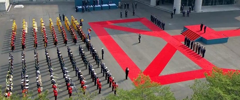 Toàn cảnh cuộc gặp lịch sử giữa Chủ tịch Triều Tiên Kim Jong Un và Tổng thống Hàn Quốc Moon Jae In ảnh 13 Toàn cảnh cuộc gặp lịch sử giữa Chủ tịch Triều Tiên Kim Jong Un và Tổng thống Hàn Quốc Moon Jae In ảnh 13