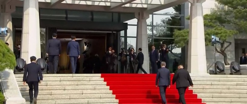 Toàn cảnh cuộc gặp lịch sử giữa Chủ tịch Triều Tiên Kim Jong Un và Tổng thống Hàn Quốc Moon Jae In ảnh 16 Toàn cảnh cuộc gặp lịch sử giữa Chủ tịch Triều Tiên Kim Jong Un và Tổng thống Hàn Quốc Moon Jae In ảnh 16