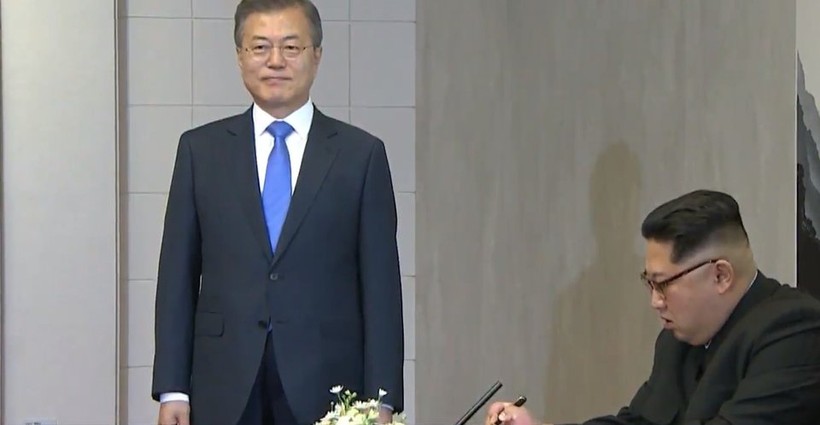 Toàn cảnh cuộc gặp lịch sử giữa Chủ tịch Triều Tiên Kim Jong Un và Tổng thống Hàn Quốc Moon Jae In ảnh 17 Toàn cảnh cuộc gặp lịch sử giữa Chủ tịch Triều Tiên Kim Jong Un và Tổng thống Hàn Quốc Moon Jae In ảnh 17
