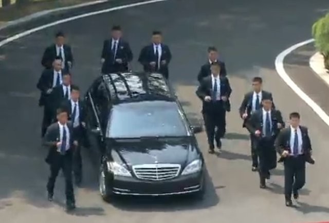 Toàn cảnh cuộc gặp lịch sử giữa Chủ tịch Triều Tiên Kim Jong Un và Tổng thống Hàn Quốc Moon Jae In ảnh 22 Toàn cảnh cuộc gặp lịch sử giữa Chủ tịch Triều Tiên Kim Jong Un và Tổng thống Hàn Quốc Moon Jae In ảnh 22