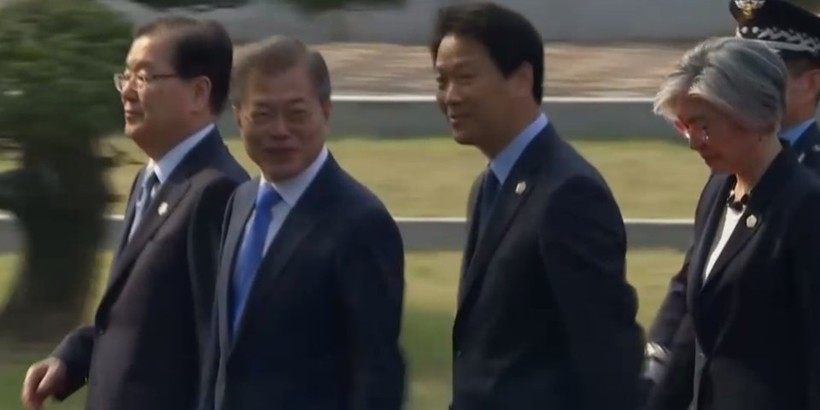 Toàn cảnh cuộc gặp lịch sử giữa Chủ tịch Triều Tiên Kim Jong Un và Tổng thống Hàn Quốc Moon Jae In ảnh 1 Toàn cảnh cuộc gặp lịch sử giữa Chủ tịch Triều Tiên Kim Jong Un và Tổng thống Hàn Quốc Moon Jae In ảnh 1