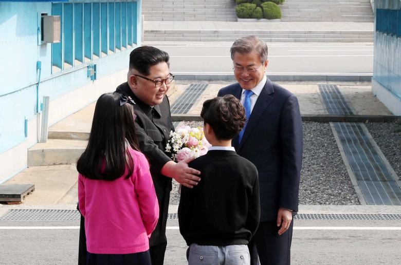 Toàn cảnh cuộc gặp lịch sử giữa Chủ tịch Triều Tiên Kim Jong Un và Tổng thống Hàn Quốc Moon Jae In ảnh 8 Toàn cảnh cuộc gặp lịch sử giữa Chủ tịch Triều Tiên Kim Jong Un và Tổng thống Hàn Quốc Moon Jae In ảnh 8