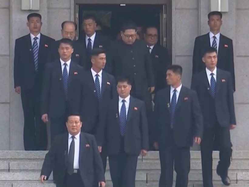 Toàn cảnh cuộc gặp lịch sử giữa Chủ tịch Triều Tiên Kim Jong Un và Tổng thống Hàn Quốc Moon Jae In ảnh 3 Toàn cảnh cuộc gặp lịch sử giữa Chủ tịch Triều Tiên Kim Jong Un và Tổng thống Hàn Quốc Moon Jae In ảnh 3