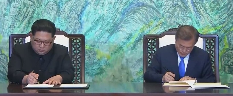 Toàn cảnh cuộc gặp lịch sử giữa Chủ tịch Triều Tiên Kim Jong Un và Tổng thống Hàn Quốc Moon Jae In ảnh 33 Toàn cảnh cuộc gặp lịch sử giữa Chủ tịch Triều Tiên Kim Jong Un và Tổng thống Hàn Quốc Moon Jae In ảnh 33