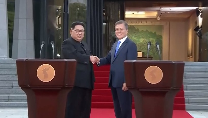 Toàn cảnh cuộc gặp lịch sử giữa Chủ tịch Triều Tiên Kim Jong Un và Tổng thống Hàn Quốc Moon Jae In ảnh 38 Toàn cảnh cuộc gặp lịch sử giữa Chủ tịch Triều Tiên Kim Jong Un và Tổng thống Hàn Quốc Moon Jae In ảnh 38