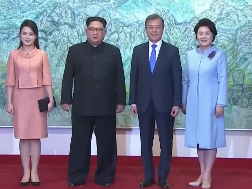 Toàn cảnh cuộc gặp lịch sử giữa Chủ tịch Triều Tiên Kim Jong Un và Tổng thống Hàn Quốc Moon Jae In ảnh 40 Toàn cảnh cuộc gặp lịch sử giữa Chủ tịch Triều Tiên Kim Jong Un và Tổng thống Hàn Quốc Moon Jae In ảnh 40