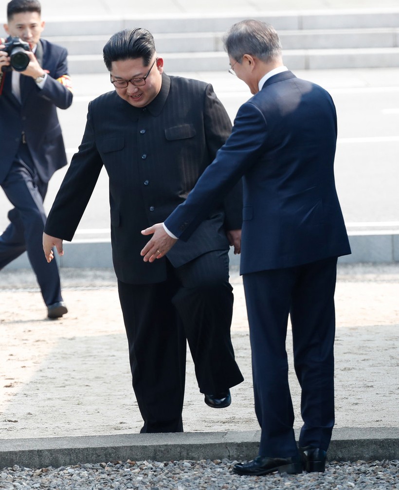 Toàn cảnh cuộc gặp lịch sử giữa Chủ tịch Triều Tiên Kim Jong Un và Tổng thống Hàn Quốc Moon Jae In ảnh 5 Toàn cảnh cuộc gặp lịch sử giữa Chủ tịch Triều Tiên Kim Jong Un và Tổng thống Hàn Quốc Moon Jae In ảnh 5