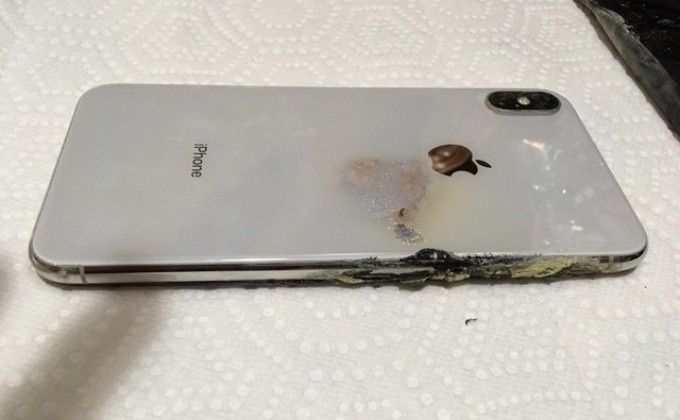 chiếc iPhone XS Max phát nổ và biến dạng (ảnh: Phone Arena)
