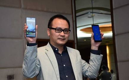 ông Ngô Nguyên Kha, Giám đốc Điều hành tập đoàn Mobiistar giới thiệu những mẫu điện thoại của mình tại thị trường Ấn Độ (ảnh: Hindu Business Line)