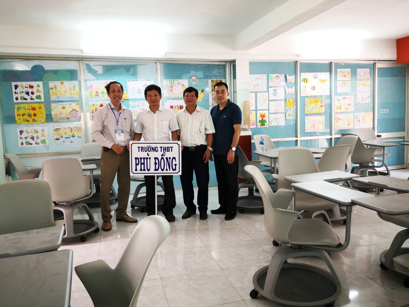 Đại diện Công ty Huawei Việt Nam và Hội Tin học TP. HCM trao tặng bàn ghế cho Trường Tiểu học Phù Đổng, TP. Tuy Hòa, tỉnh Phú Yên.