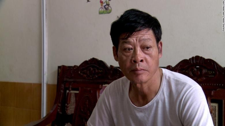 Ông Phạm Văn Thìn cho biết gia đình mình đã trả cho những kẻ môi giới lao động 40.000 USD để con gái được sang Anh (ảnh CNN)
