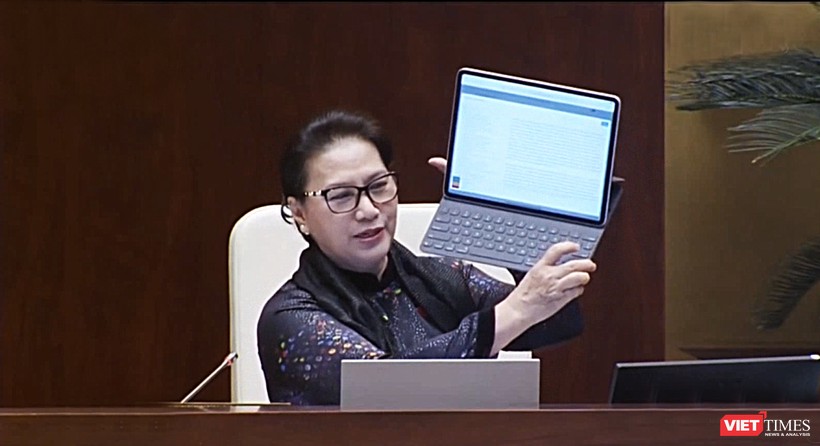 Chủ tịch Quốc hội Nguyễn Thị Kim Ngân nói rằng iPad của bà lưu trữ đươc ngay tức thời các bài phát biểu của Bộ trưởng và đại biểu Quốc hội