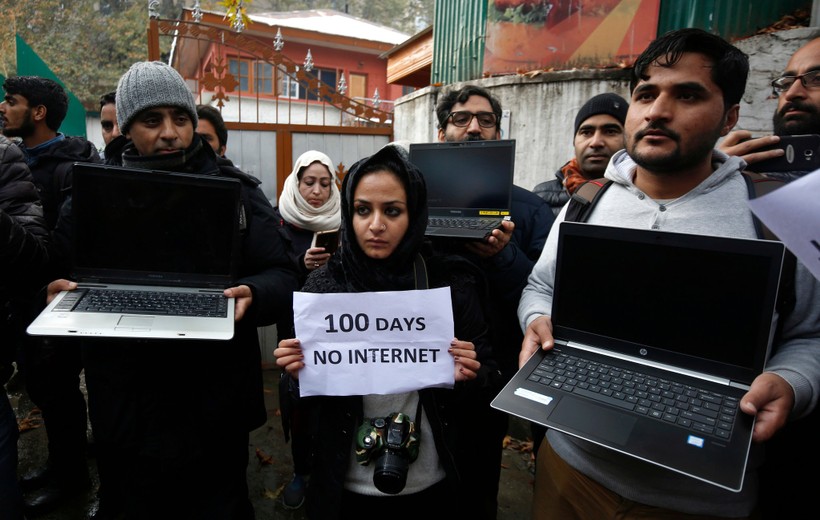 Các nhà báo ở Kashmir biểu tình phản đối đóng cửa Internet (ảnh Farooq Khan/EPA)