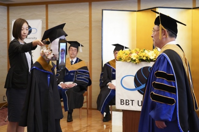 Trường Đại học này đã sử dụng robot để thế thân sinh viên nhận bằng tốt nghiệp