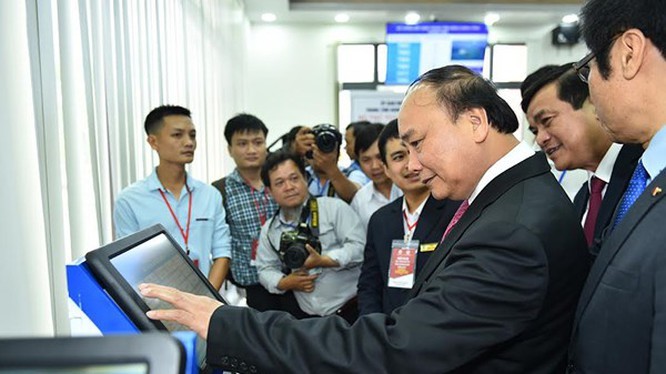 Thủ tướng tham quan Trung tâm hành chính công và xúc tiến đầu tư tỉnh Quảng Nam (ảnh: báo Quảng Nam)