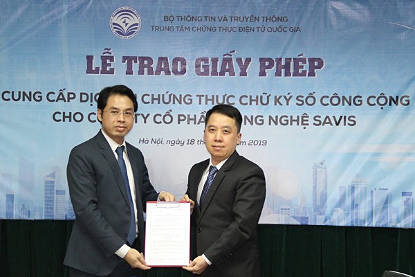 ông Lã Hoàng Trung – Giám đốc Trung tâm chứng thực điện tử Quốc gia (bên phải) trao giấy phép Cung cấp dịch vụ Chứng thực chữ ký số công cộng cho Công ty Cổ phần Công nghệ SAVIS