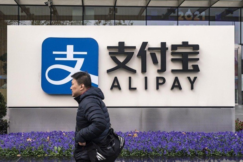 Một người đi qua chi nhánh Alipay ở Thượng Hải, Trung Quốc (ảnh: Bloomberg)