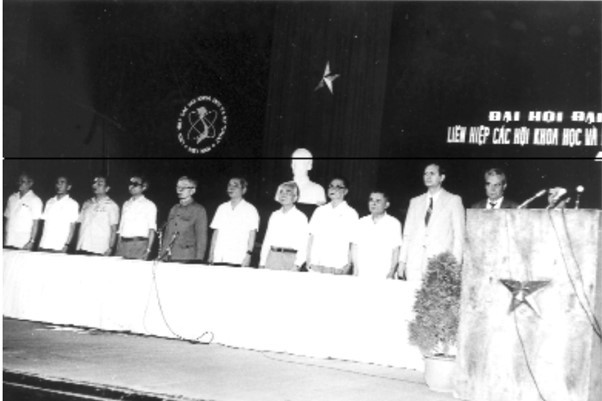 Cố Tổng Bí thư Nguyễn Văn Linh, cố Đại tướng Võ Nguyên Giáp và các đại biểu tham dự Đại hội