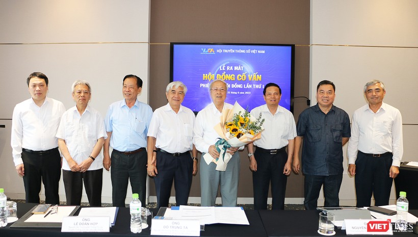 Thứ trưởng Bộ Thông tin và Truyền thông Nguyễn Huy Dũng tặng hoa cho Hội đồng cố vấn VDCA