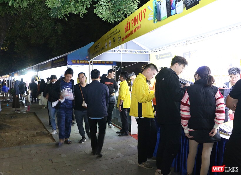 Người Hà Nội nô nức tham dự "Ngày hội khuyến mại điện tử, công nghệ" tại Hồ Gươm ảnh 1 vt_hg1.jpg