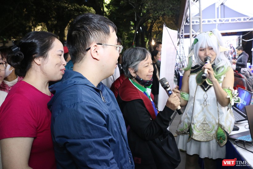 Người Hà Nội nô nức tham dự "Ngày hội khuyến mại điện tử, công nghệ" tại Hồ Gươm ảnh 10 vt_hg11.jpg