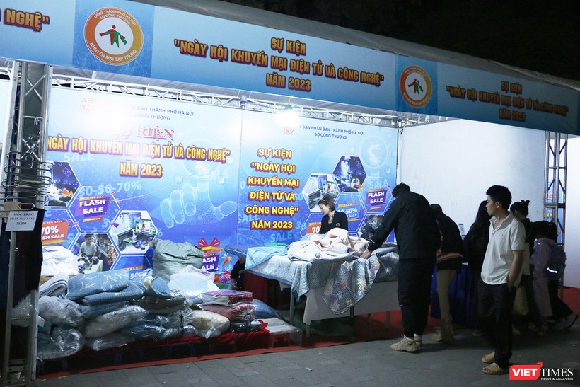 Người Hà Nội nô nức tham dự "Ngày hội khuyến mại điện tử, công nghệ" tại Hồ Gươm ảnh 16 vt_hg17.jpg