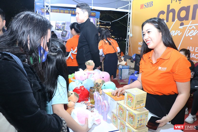 Người Hà Nội nô nức tham dự "Ngày hội khuyến mại điện tử, công nghệ" tại Hồ Gươm ảnh 17 vt_hg18.jpg