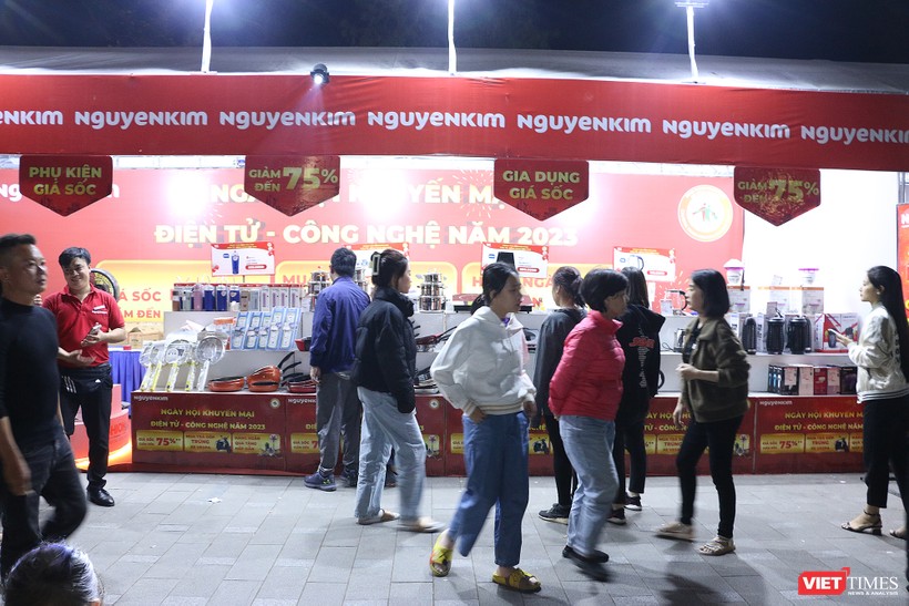 Người Hà Nội nô nức tham dự "Ngày hội khuyến mại điện tử, công nghệ" tại Hồ Gươm ảnh 18 vt_hg19.jpg