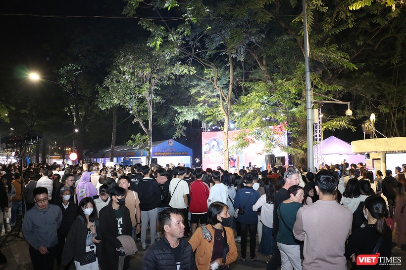 Người Hà Nội nô nức tham dự "Ngày hội khuyến mại điện tử, công nghệ" tại Hồ Gươm ảnh 22 vt_hg23.jpg