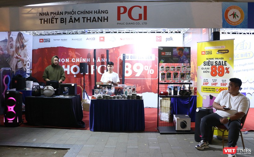 Người Hà Nội nô nức tham dự "Ngày hội khuyến mại điện tử, công nghệ" tại Hồ Gươm ảnh 3 vt_hg4.jpg