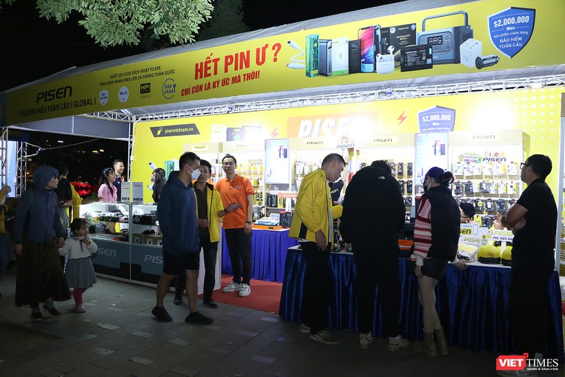 Người Hà Nội nô nức tham dự "Ngày hội khuyến mại điện tử, công nghệ" tại Hồ Gươm ảnh 6 vt_hg7.jpg