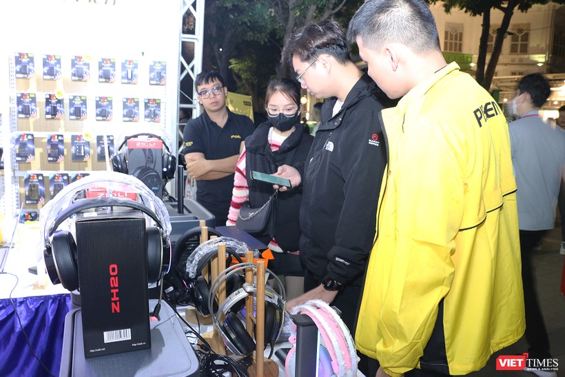 Người Hà Nội nô nức tham dự "Ngày hội khuyến mại điện tử, công nghệ" tại Hồ Gươm ảnh 7 vt_hg8.jpg