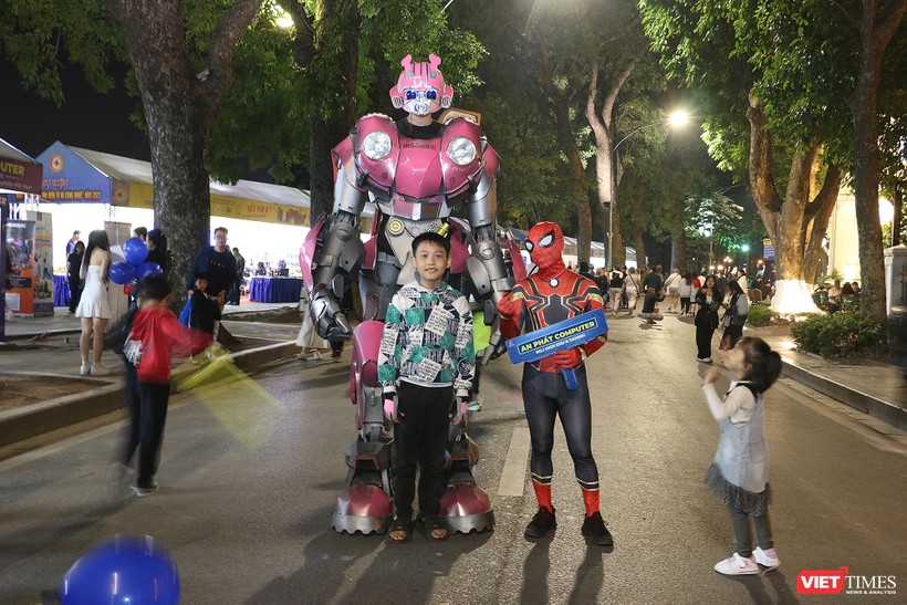 Người Hà Nội nô nức tham dự "Ngày hội khuyến mại điện tử, công nghệ" tại Hồ Gươm ảnh 8 vt_hg9.jpg