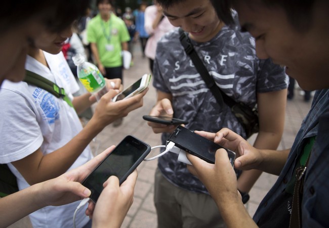 Vì sao con người không thể rời mắt khỏi smartphone? ảnh 1 Những người trưởng thành được trải nghiệm lại cảm giác tiếp xúc và sở hữu thông qua chiếc điện thoại của mình (Ảnh Getty)