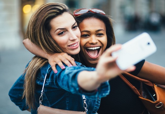 Vì sao con người không thể rời mắt khỏi smartphone? ảnh 4 Chúng ta dường như đang hướng đến cuộc sống với chiếc điện thoại trong tay mình