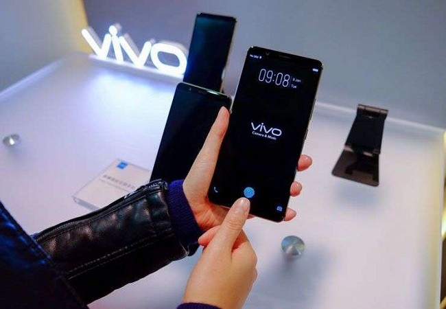 Vivo X20 Plus UD sẽ là chiếc điện thoại đầu tiên tích hợp tính năng quét vân tay dưới màn hình (Ảnh Reuters)