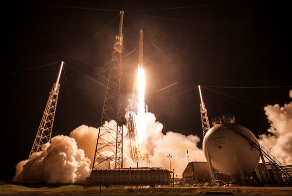 Tên lửa Falcon 9 mang theo vệ tinh JCSAT-16.