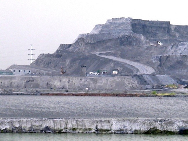 Hai bãi chứa chất thải của nhà máy DAP Đình Vũ rộng 18,4 ha, chất cao hơn 40 m- (Ảnh: VnExpress).